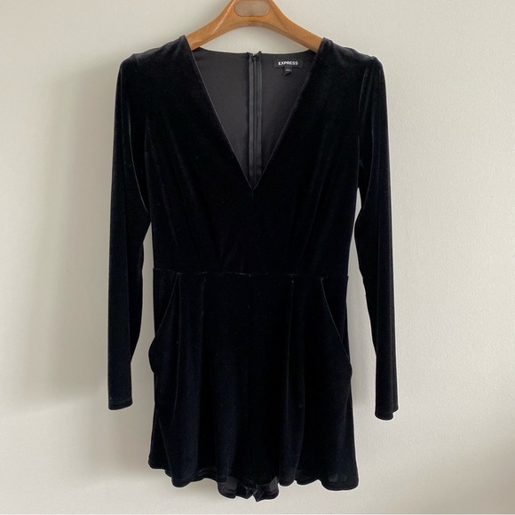 Express NWOT Black Long Sleeve Velour Romper Size Small - Picture 1 of 8